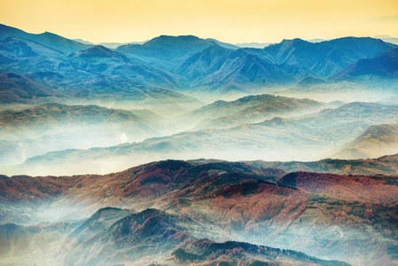 日落时美丽的蓝山和小山