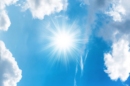 天上的光和鸽子在明亮的蓝天上,阳光和白云照片