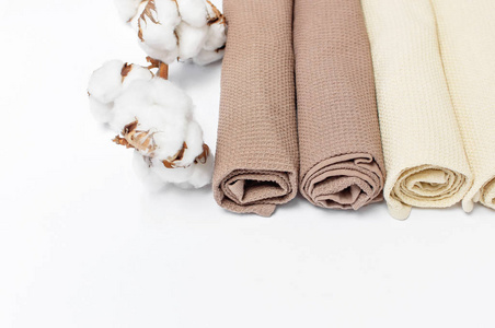 五颜六色的干净毛巾与一支棉花在白色背景顶部视图与复制空间。 棉华夫饼毛巾纺织品的质地。 厨房或水疗概念的毛巾。 孤立的物体