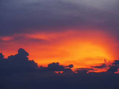 蓝色和红色的天空，在夕阳的背景下有柔软的粉红色彩云