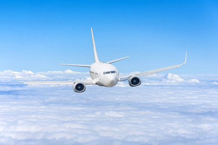 飞机高空乘用飞机在乌云和蓝天上空高空飞行照片