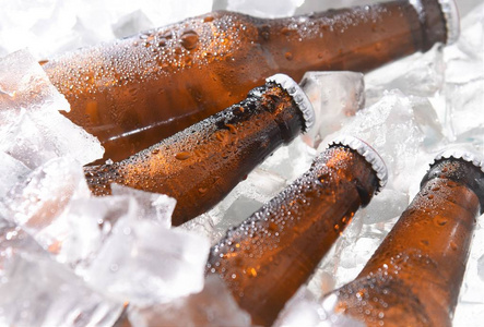 啤酒瓶在冰上冰镇