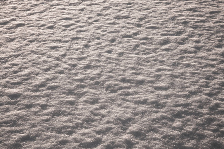 田野上的新鲜雪。 雪场的纹理