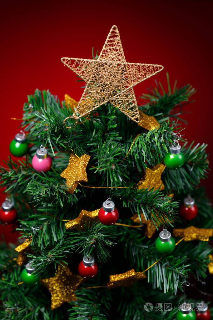 红色背景上的节日圣诞树