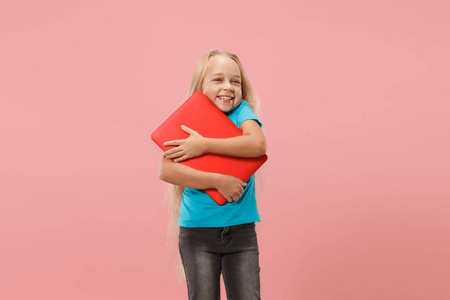 粉红色的红色笔记本电脑快乐的孩子