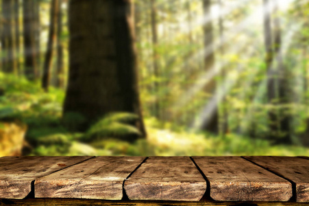 空木桌，自然背景模糊