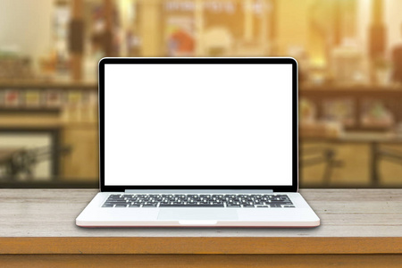 打开的笔记本电脑，拷贝空间屏幕躺在木桌上