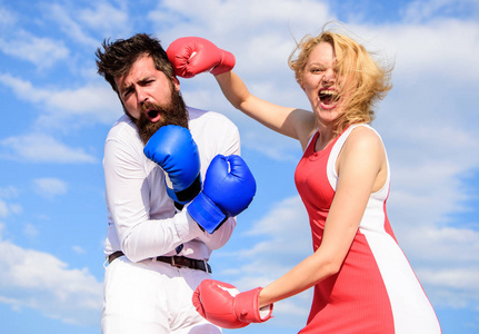 男人和女人打拳击手套天空背景照片