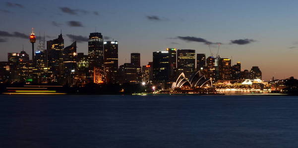 悉尼美妙的夜空。 从克里莫恩点夜间长期暴露城市天际线。
