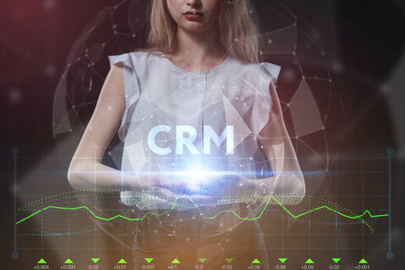 商业，技术，互联网和网络的概念..一位年轻的企业家在虚拟的未来屏幕上工作，看到了铭文CRM