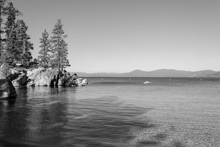 塔霍湖是一个淡水高山湖，位于内华达山脉