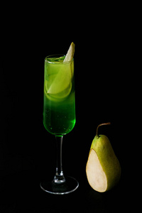 绿色亚洲梨子莫吉托鸡尾酒在玻璃上的黑暗背景