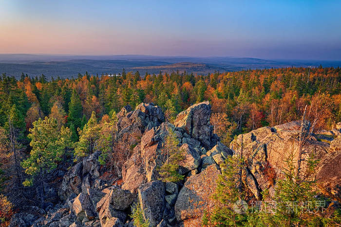 秋天的景观从山顶到日落时五颜六色的秋林. 乌拉尔山脉.