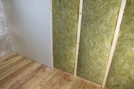 用于未来墙壁的木制框架，干壁板与岩棉绝缘，玻璃纤维绝缘人员用于冷屏障。 舒适温馨的家居经济建设和改造理念。