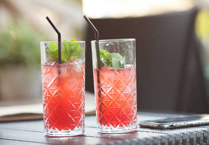 含覆盆子利口酒和冰的酒精饮料.