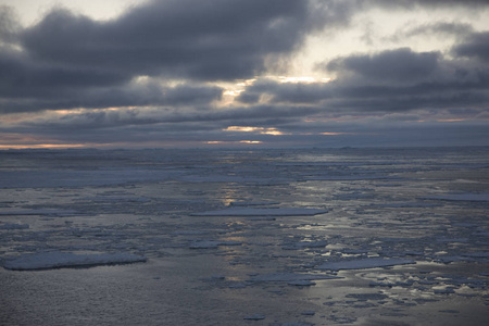 南极白色的夜晚，一个带有日落冰和冰山的戏剧性景观