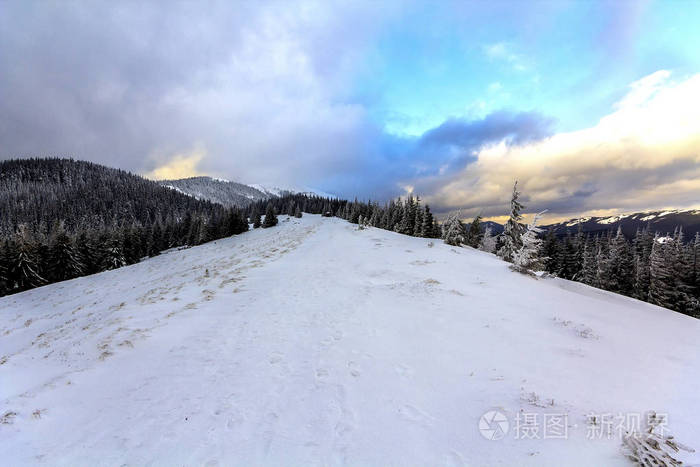 美丽的山景。 冬季喀尔巴阡山白雪覆盖山景。