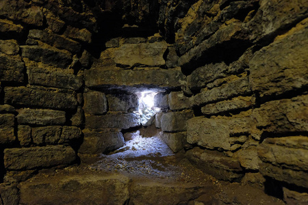 旧的废墟, 地牢, 旧砖的地下墓穴照片