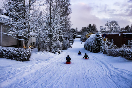 芬兰儿童的冬季时间。