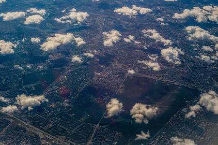 航拍莫斯科市区景观..云层上方的城市景观