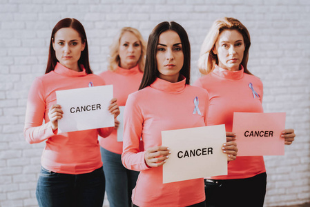 房间和美丽的女孩。在粉红色的上衣里。时尚女孩帮助生病的人。帮帮忙的女士粉红服装支持癌症患者。年轻女孩帮助治疗疾病。美女和支持时间