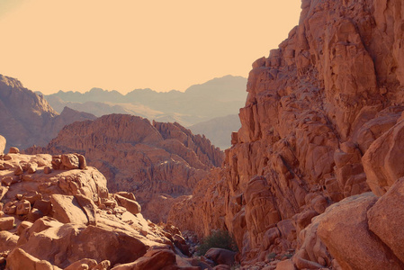 清晨黎明高峰在高山摩西西奈山埃及朝圣者圣经戒律旅游小径照片