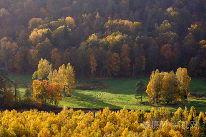 壮丽的风景与秋天森林山.sigulda,拉脱维亚,欧洲