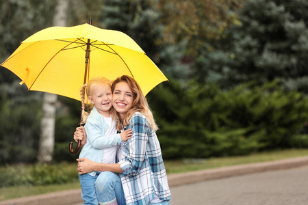公园里有伞的快乐母女