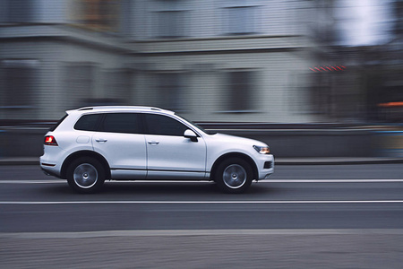 汽车在路上行驶照片