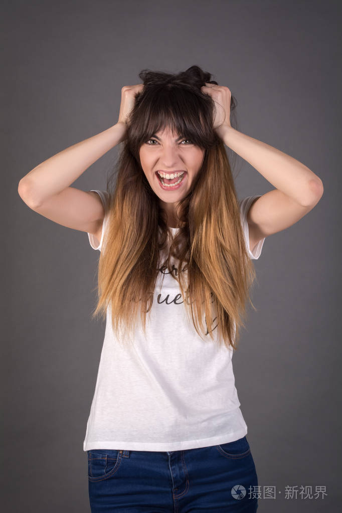 年轻的女人大声喊叫那女孩用狂野张开的嘴尖叫