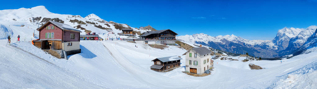 瑞士白天从英特拉肯到Jungfraujoch的铁路沿线Kleine Scheidegg站的全景