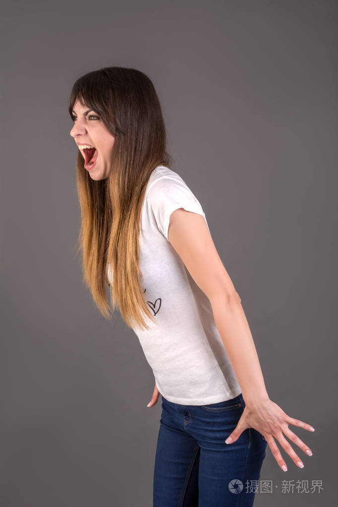 年轻的女人大声喊叫那女孩用狂野张开的嘴尖叫