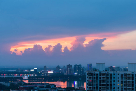 美丽的天空和风景如画的城市日落九江