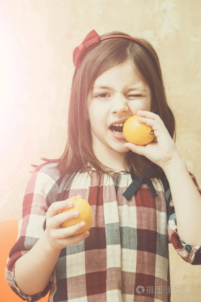 儿童或眨眼吃柠檬的眼睛的女孩照片-正版商用图片1336k0-摄图新视界