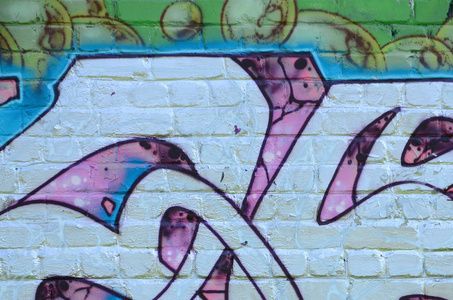 涂鸦图纸的碎片。街道艺术文化风格中用油漆污渍装饰的老墙面..紫色色调的彩色背景纹理。