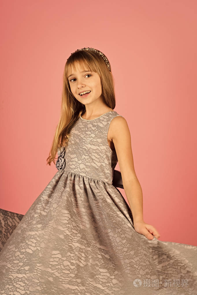 粉红色背景的时装模特, 美女.穿着时髦衣服的小女孩, 舞会.