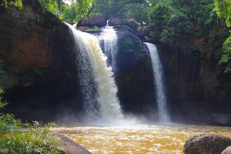 泰国khaoyai国家公园雨林中的海苏瀑布