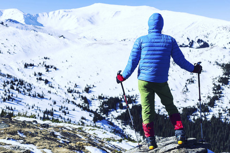 雪鞋步行者在粉雪中奔跑，有美丽的日出光。 户外冬季活动和健康生活方式