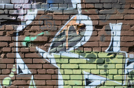 涂鸦图纸的碎片。 在街道艺术文化的风格中，用油漆污渍装饰的旧墙。 暖色调的彩色背景纹理。