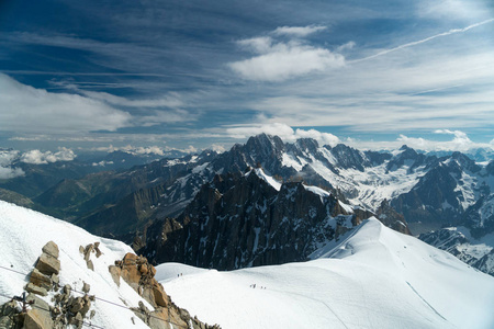 勃朗峰是阿尔卑斯山最高的山，也是欧洲最高的山。 阿吉维尔脊椎和雪岭与登山者的全景。 晴天欧洲阿尔卑斯山美丽的全景。