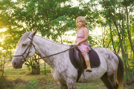 骑着小马的女孩图片