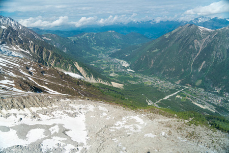 卡莫尼克斯山谷的壮观全景，梅斯雷的阿吉耶和塔特板块山脉的阿吉耶，来自法国的蒙腾弗斯梅尔德格拉斯豪特萨沃伊火车