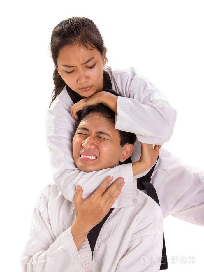 女战士掐住了她的对手的脖子谁是在击败对手九九混合武术概念白色的