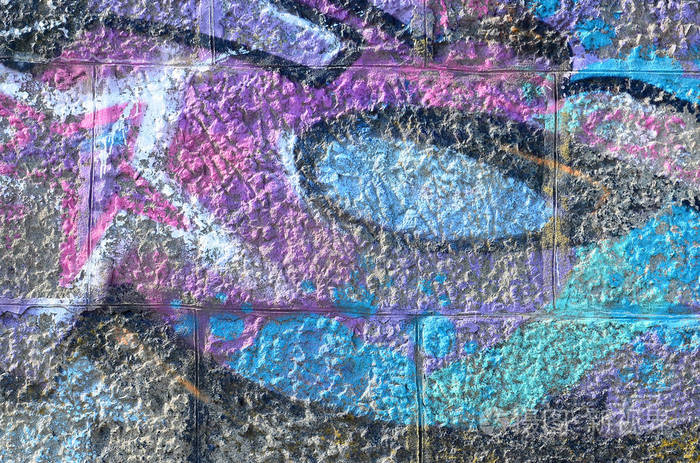 涂鸦图纸的碎片。 在街道艺术文化的风格中，用油漆污渍装饰的旧墙。 紫色色调的彩色背景纹理。