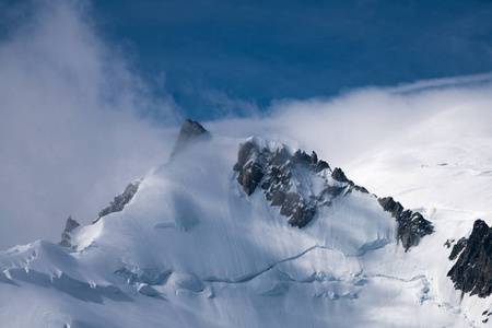 勃朗峰是阿尔卑斯山最高的山，也是欧洲最高的山。 阿吉维尔脊椎和雪岭与登山者的全景。 晴天欧洲阿尔卑斯山美丽的全景。