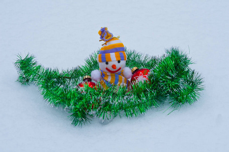 新的一年雪人与玩具在雪中。