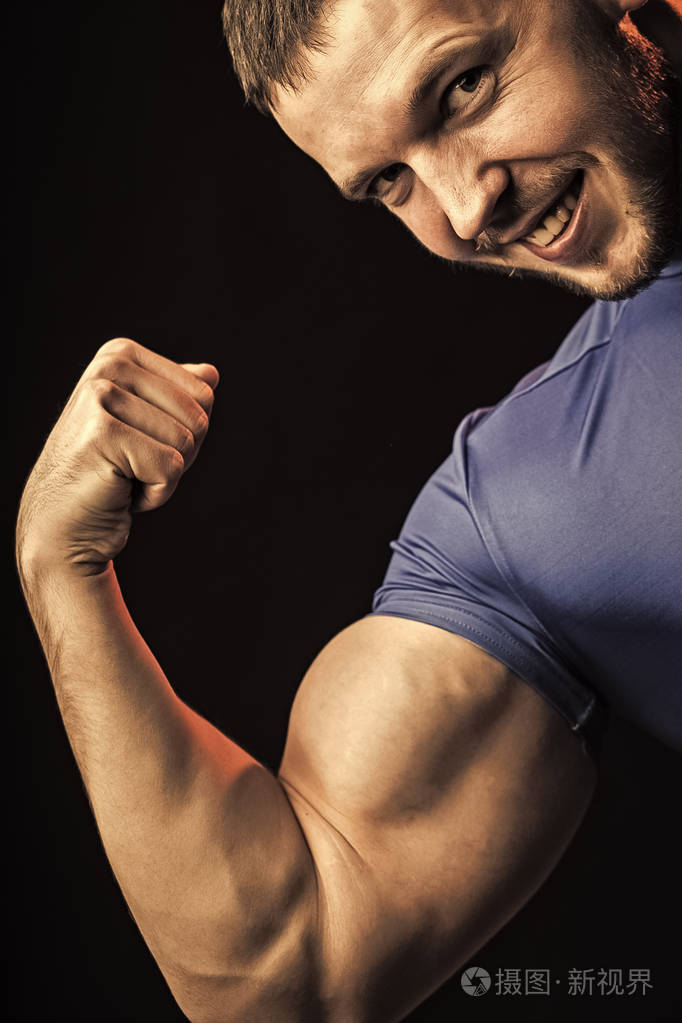 男子展示肱二头肌父と息子の大工otecasyntesa00e