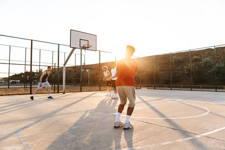 运动员打篮球图片