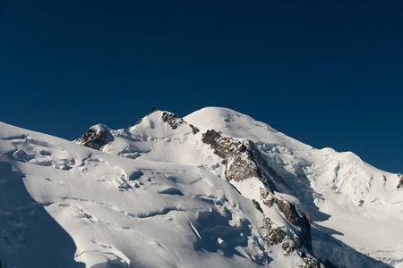 勃朗峰是阿尔卑斯山最高的山，也是欧洲最高的山。 晴天欧洲阿尔卑斯山美丽的全景。 法国萨沃