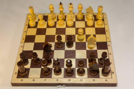 英语游戏是一个国际象棋开场，从动作开始。